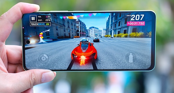 A person holding a cellphone

Description automatically generated