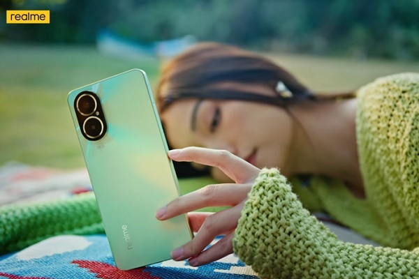 A hand holding a phone with two cameras

Description automatically generated