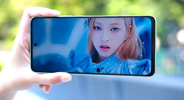 A person holding a cell phone

Description automatically generated