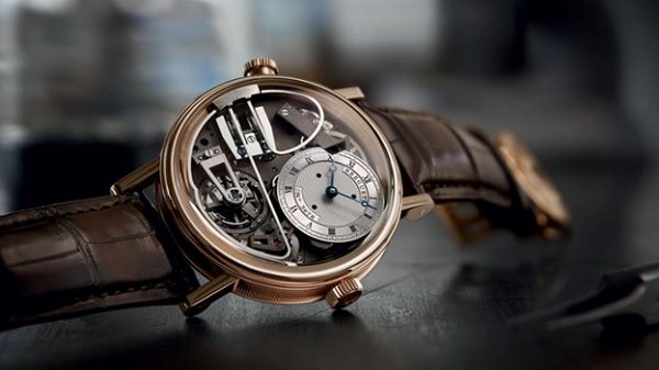 A close up of a watch

Description automatically generated