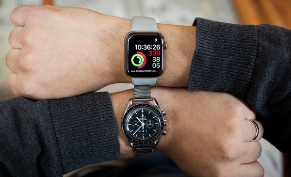 A pair of hands wearing watches

Description automatically generated