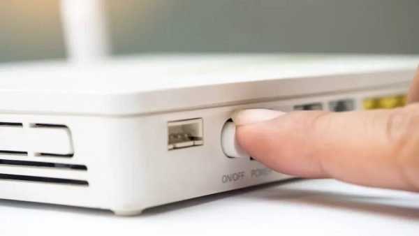 Tắt nguồn hoặc rút dây nguồn của bộ định tuyến
