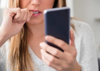 Tại sao điện thoại tự tắt nguồn liên tục? Nguyên nhân và cách khắc phục