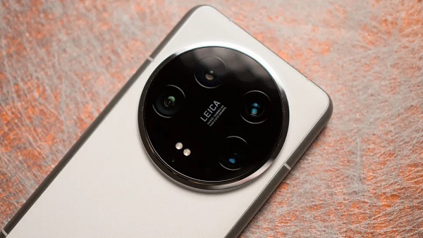 Hands holding a camera with a circular lens

Description automatically generated