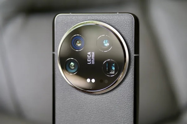 A white cell phone with a circular lens

Description automatically generated