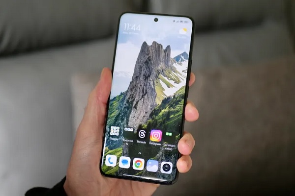 A hand holding a cell phone with a picture of food on it

Description automatically generated