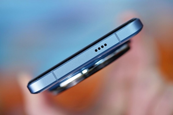 A close-up of a cell phone

Description automatically generated