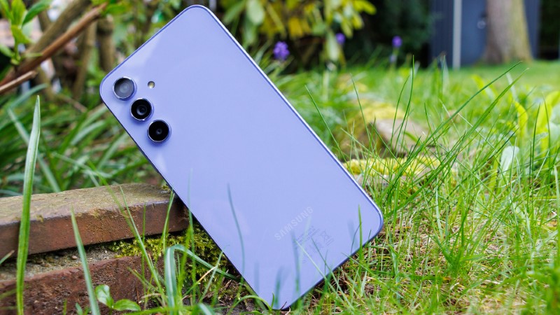 Nên mua Samsung dòng A hay M