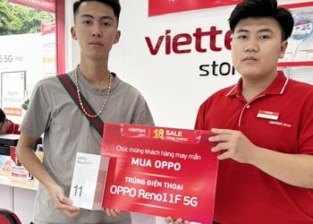 Viettel Store trao thưởng cho khách hàng may mắn trong chuỗi sự kiện sinh nhật “Tròn 18, Sale Trọn Tháng – Trúng Ngàn Quà”