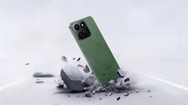 A cell phone with four cameras
Description automatically generated