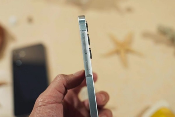 A person holding a cell phone

Description automatically generated