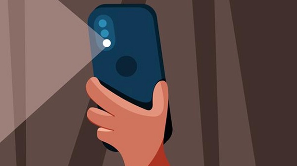 A hand holding a cell phone

Description automatically generated