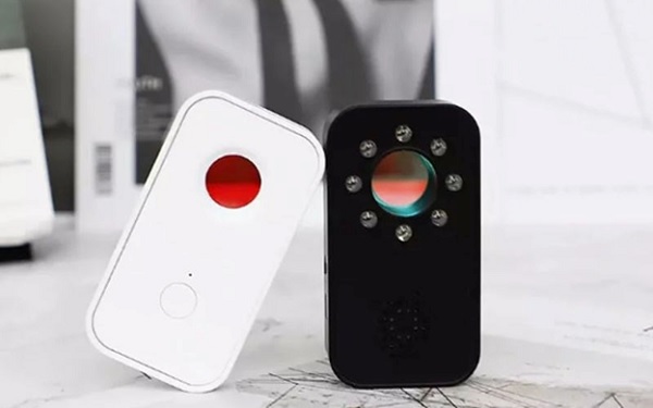 A black and white device with a red circle

Description automatically generated