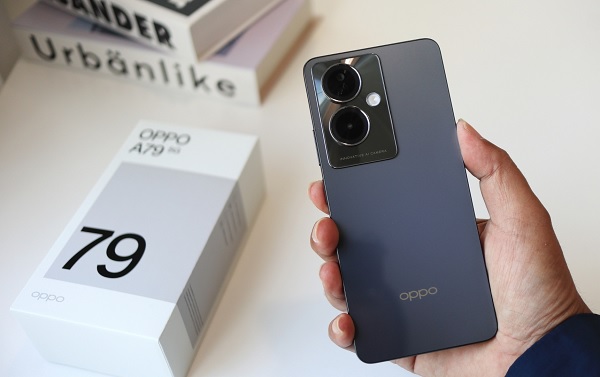 A person holding a camera

Description automatically generated