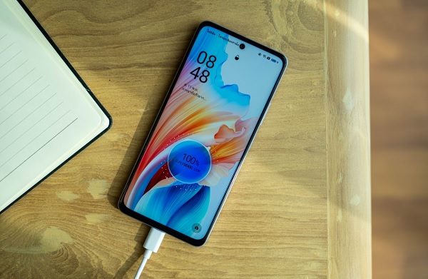 A person holding a cell phone

Description automatically generated