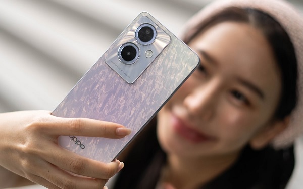 A phone on a box

Description automatically generated