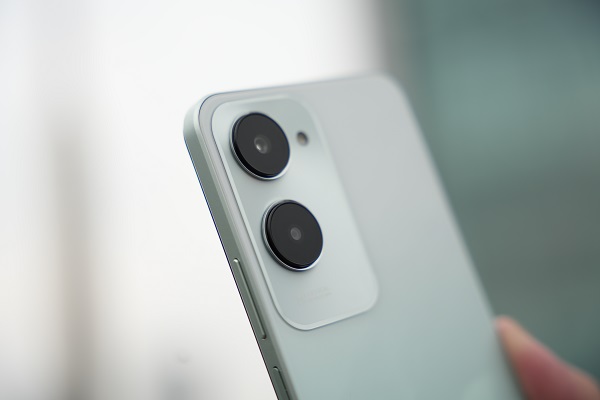 A close-up of a phone

Description automatically generated