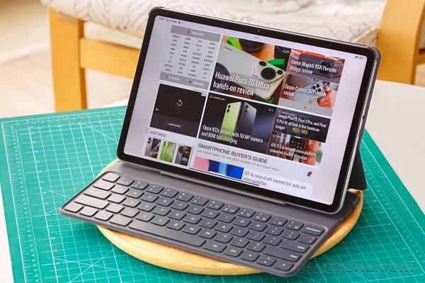 A computer with a screen
Description automatically generated