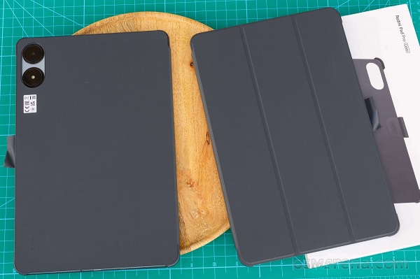 A computer on a desk
Description automatically generated