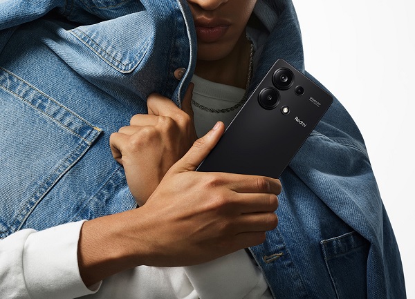 A person holding a cell phone
Description automatically generated