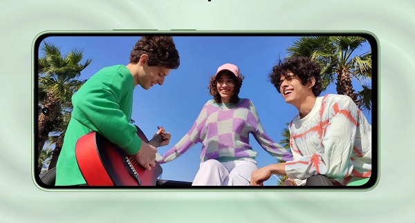 A person holding a cell phone
Description automatically generated