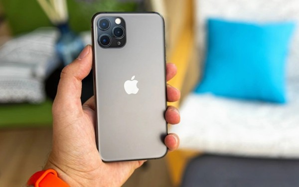 iPhone 11 Pro sở hữu thiết kế khung thép không gỉ kết hợp mặt lưng kính mờ cao cấp