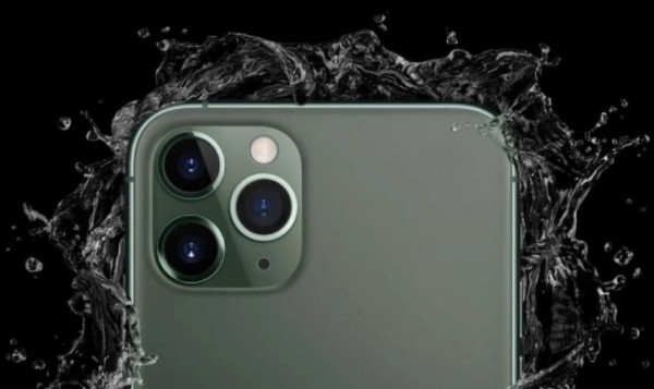 iPhone 11 Pro đạt chuẩn IP68, có khả năng chống nước tối đa 4 mét trong 30 phút