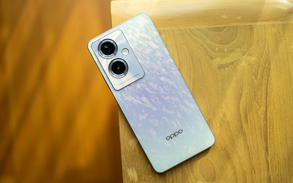 A phone on a table

Description automatically generated