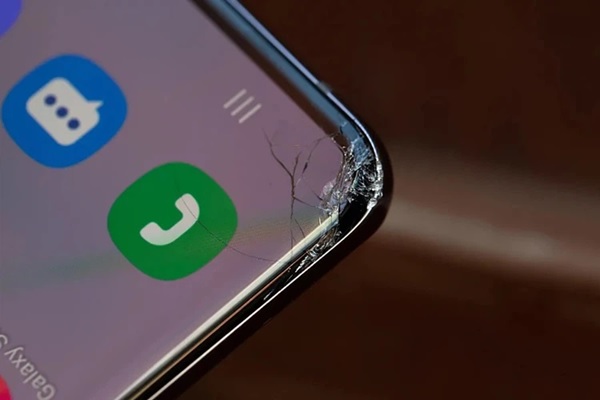 A cracked screen on a cell phone

Description automatically generated