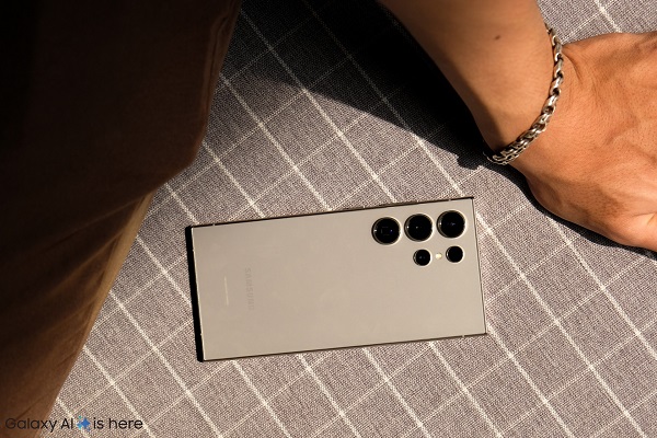 A person holding a cell phone

Description automatically generated