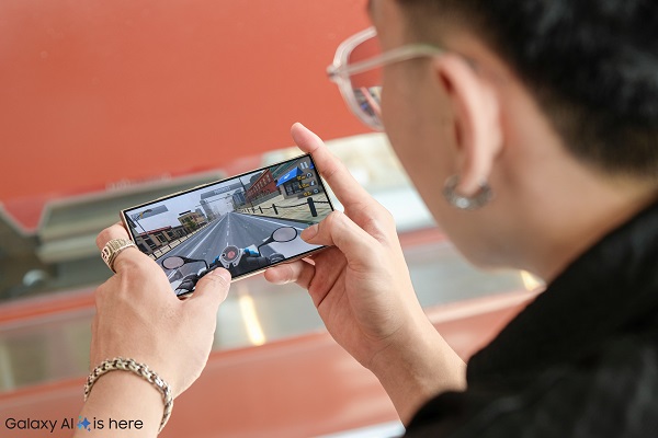 A person taking a selfie

Description automatically generated