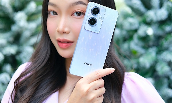 A hand holding a phone
Description automatically generated