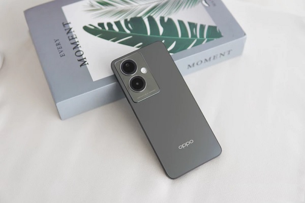 A phone with a camera
Description automatically generated