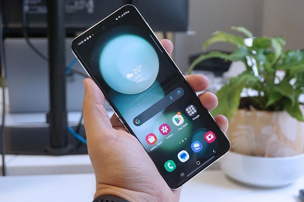 A hand holding a cell phone

Description automatically generated