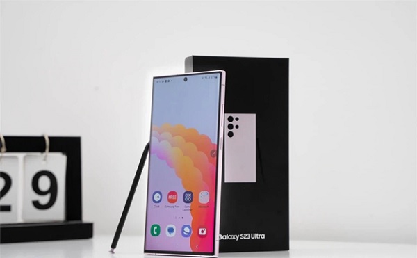 A cell phone on a table

Description automatically generated