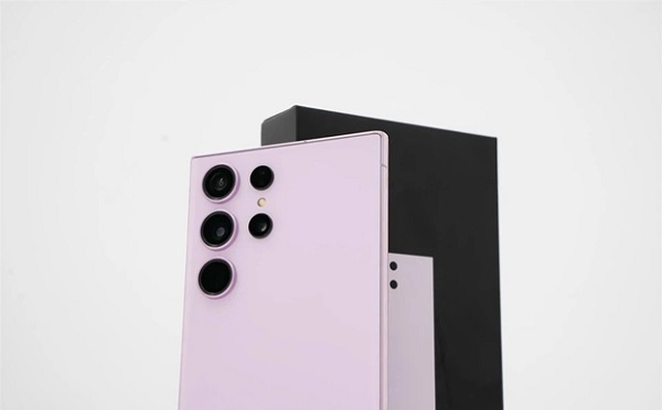 A cell phone with a camera lens

Description automatically generated with medium confidence