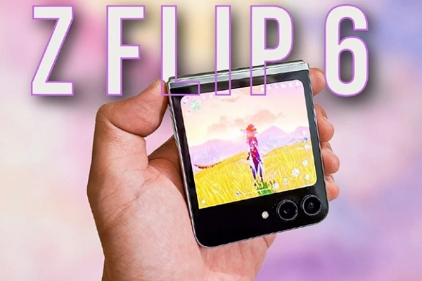 A hand holding a video game device

Description automatically generated