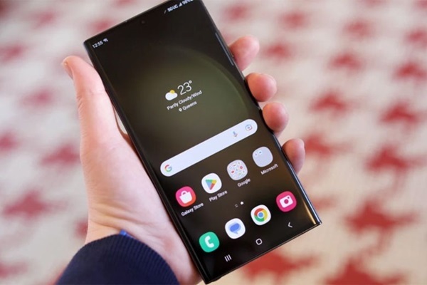 A hand holding a cell phone

Description automatically generated