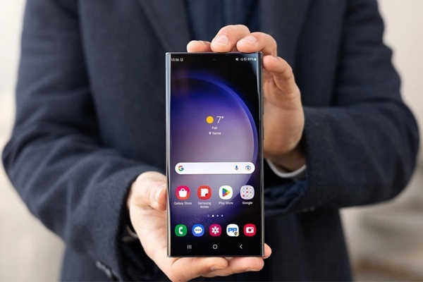 A person holding a cellphone

Description automatically generated