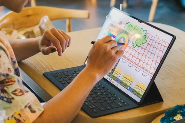 A person drawing on a tablet

Description automatically generated