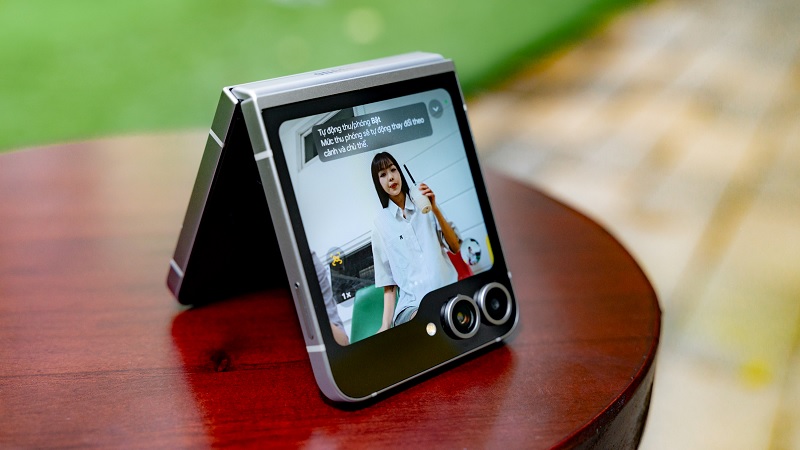 FlexCam Linh Hoạt – Selfie Rảnh Tay Chuẩn Nét Hơn Cùng Galaxy AI trên Galaxy Z Flip6