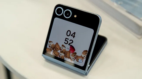 A flip phone with a screen

Description automatically generated