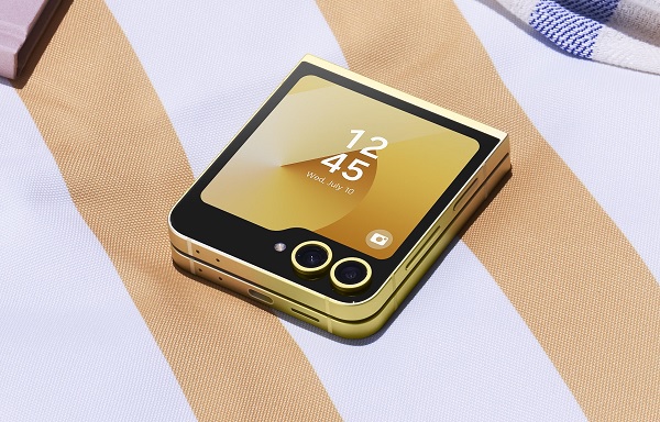 A close-up of a phone

Description automatically generated