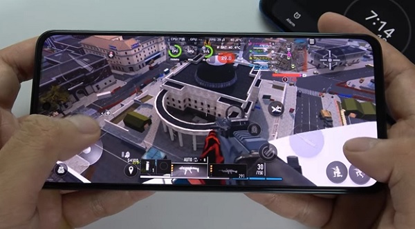 A person holding a cell phone

Description automatically generated