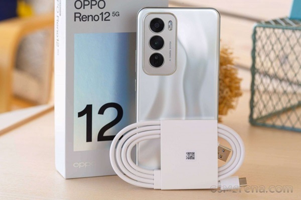 A cell phone with a cable
Description automatically generated