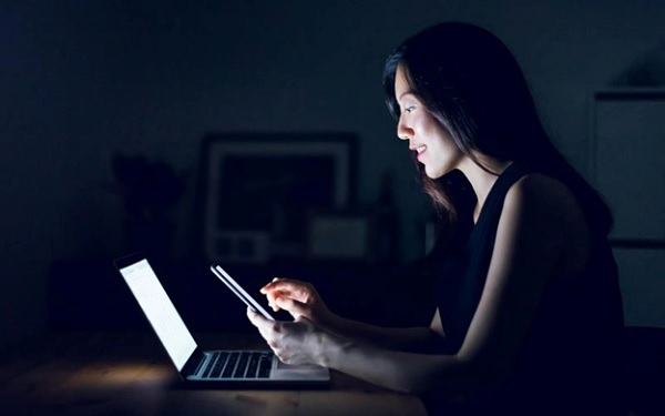 A person using a computer

Description automatically generated