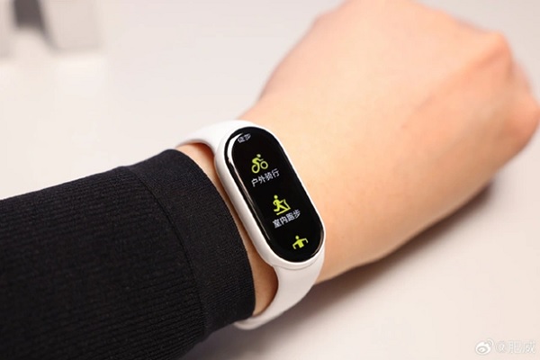 A person wearing a smart watch

Description automatically generated