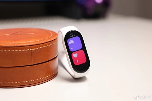 A smart watch on a table

Description automatically generated
