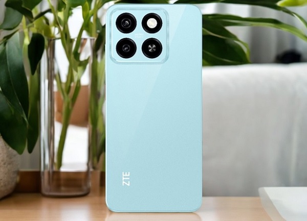 A phone with four camera lenses

Description automatically generated