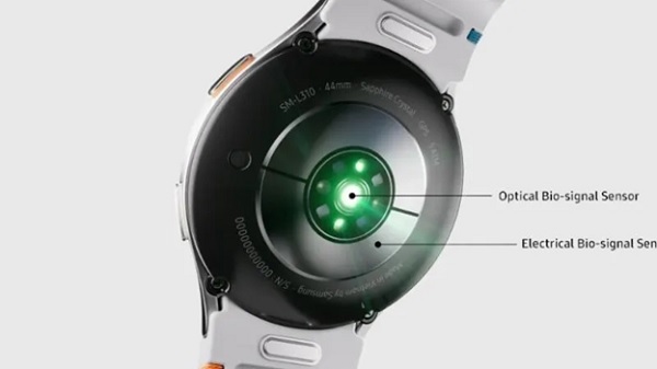 Close-up of a watch with a green light

Description automatically generated
